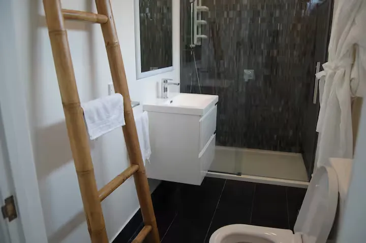 Tavake Beachfront Bungalow - Image 12