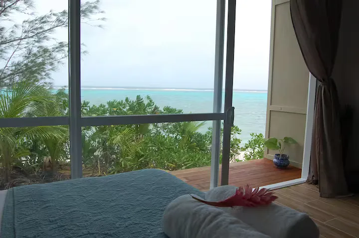 Tavake Beachfront Bungalow - Image 8